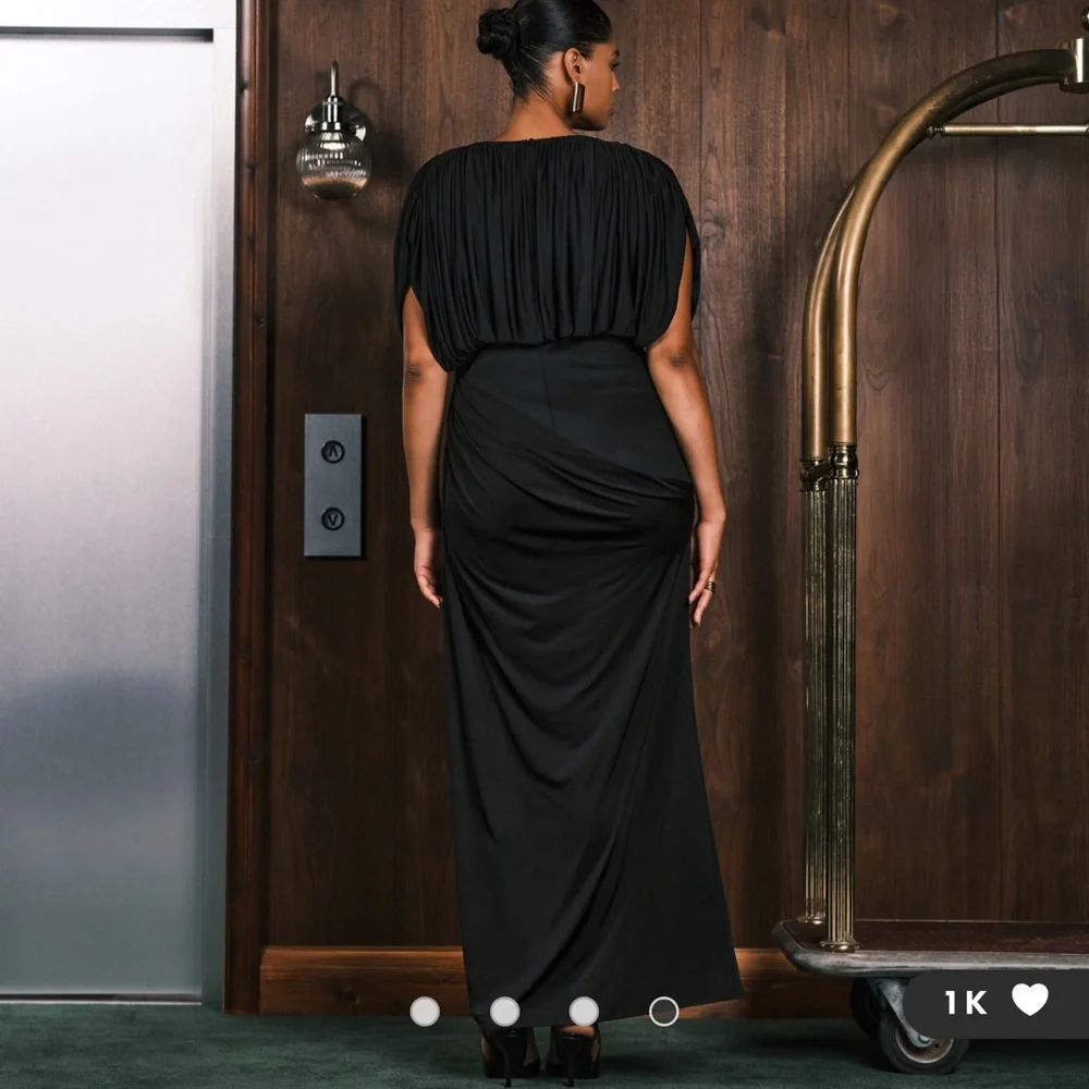 ASOS DESIGN Curve structured shoulders maxi dress with exposed corset in black - Picture 3 of 4